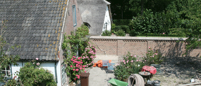 In 2009 werd een nieuwe tuinmuur opgetrokken op de erfgrens