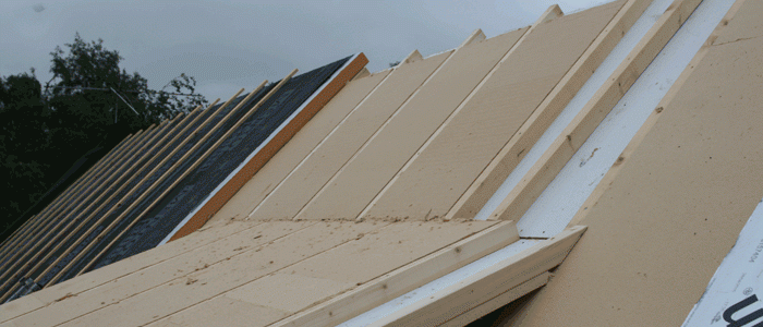 De opbouw van het damp-open hybride dak in beeld. Dakbeschot, houtvezelplaten, resolschuimplaten, waterdicht damp-open folie, tengels