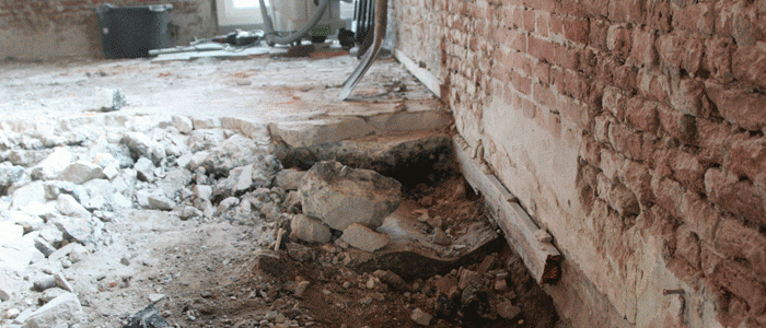 In de deel kwam onder 3 lagen beton een oude klinkervloer tevoorschijn, 2015