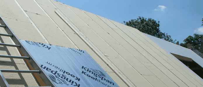 Twee soorten isolatiemateriaal in het dak beschermen tegen winterkou en zomerhitte